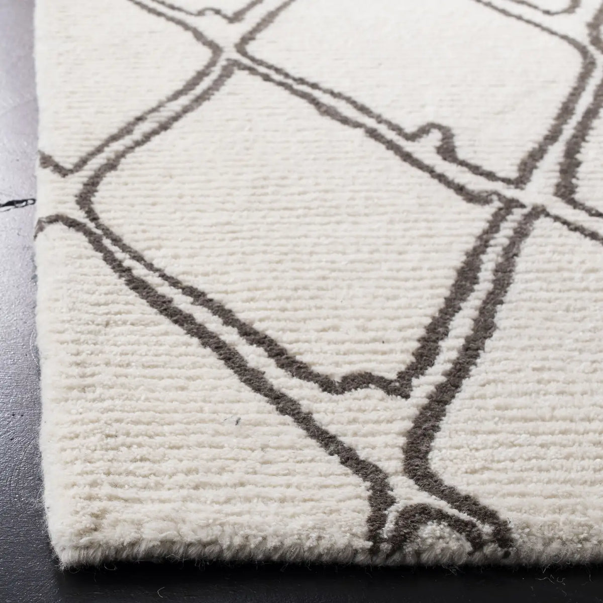 Safavieh Casablanca 5'-0" x 8'-0" Rug in Ivory / Grey