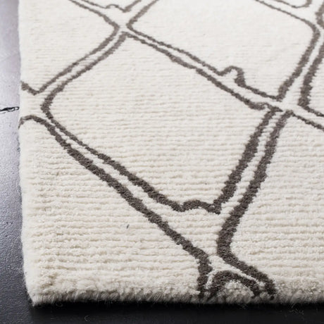 Safavieh Casablanca 5'-0" x 8'-0" Rug in Ivory / Grey