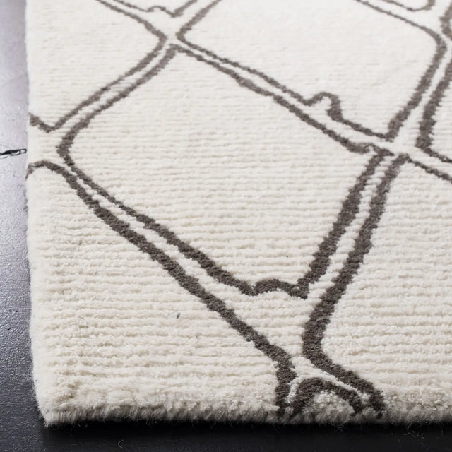Safavieh Casablanca 5'-0" x 8'-0" Rug in Ivory / Grey