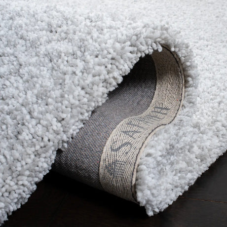 Safavieh Ultimate Shag 4'-0" x 6'-0" Rug in Silver / Ivory