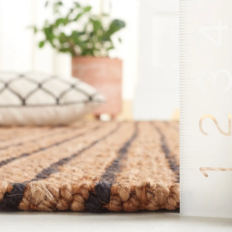 Safavieh Palm Beach 4'-0" x 6'-0" Rug in Natural / Black