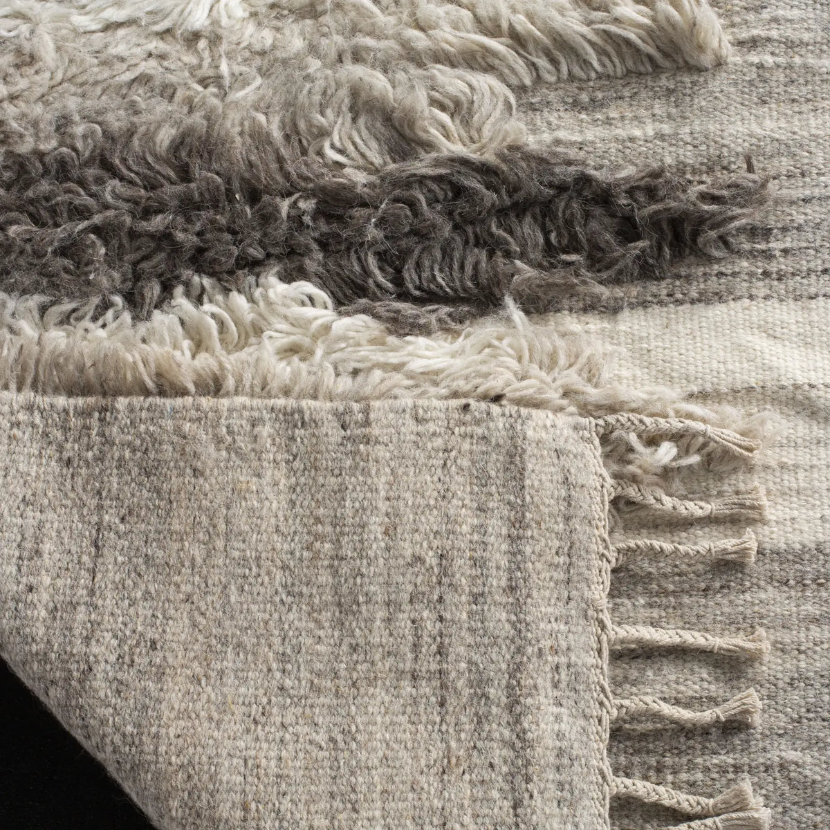 Safavieh Kenya 4'-0" x 6'-0" Rug in Ivory / Grey