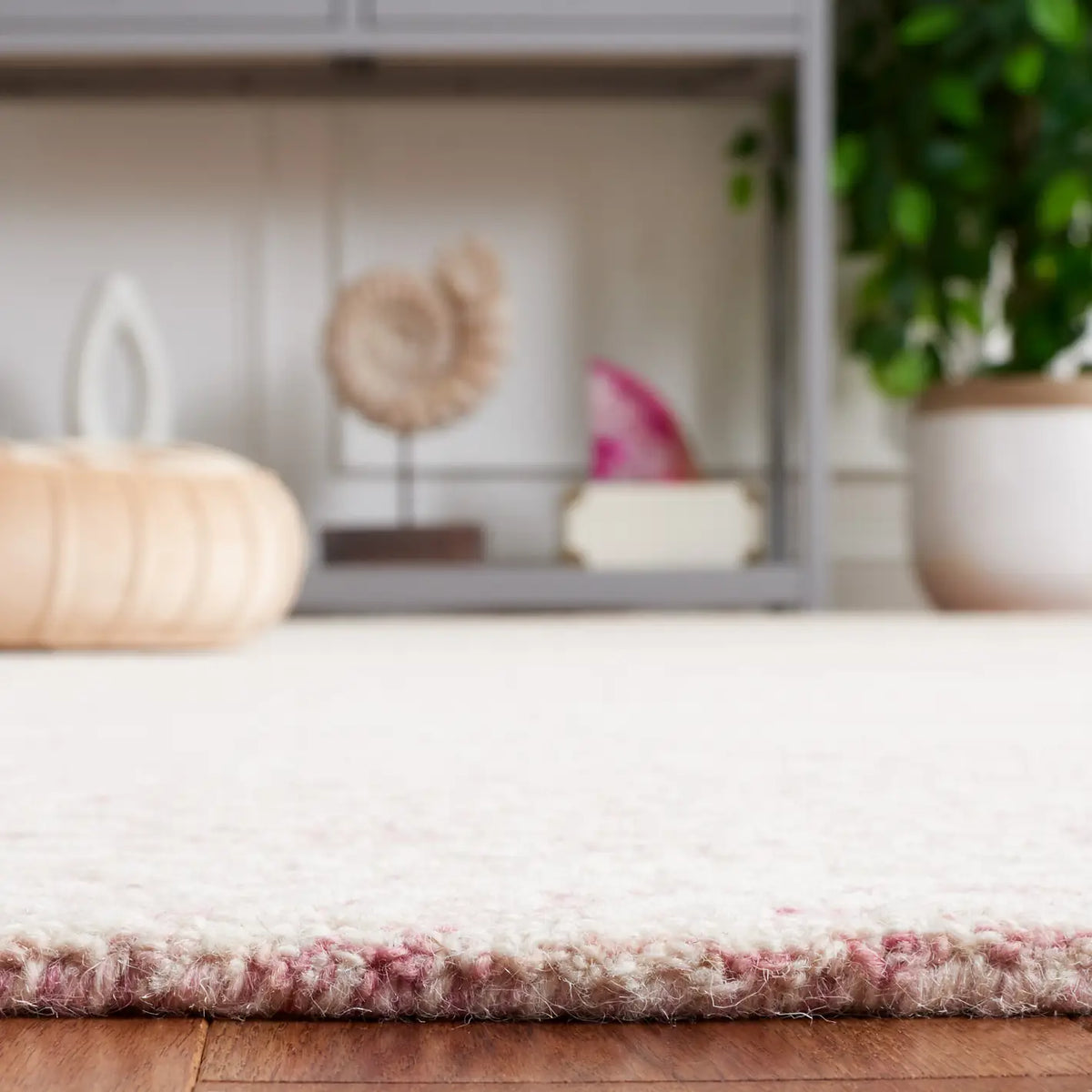 Safavieh Ebony 4'-0" x 6'-0" Rug in Pink / Ivory