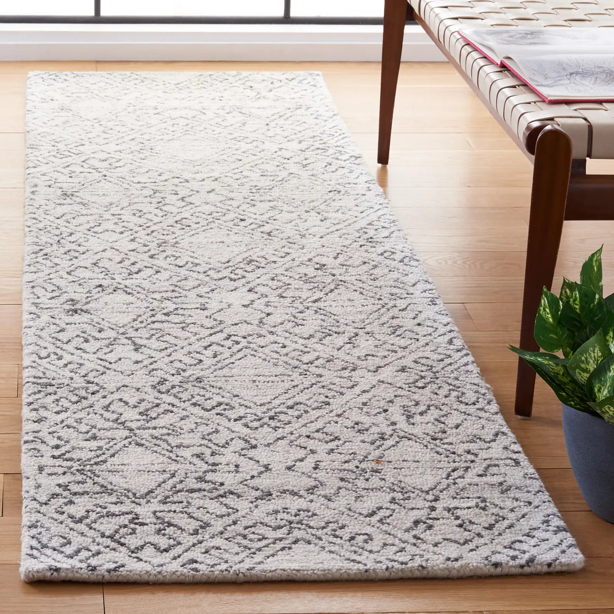 Safavieh Casablanca 2'-3" x 8'-0" Rug in Ivory / Black