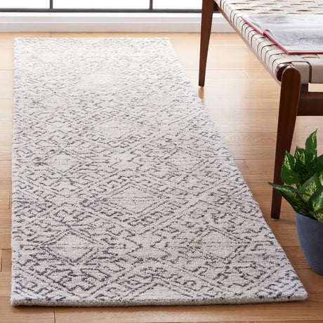 Safavieh Casablanca 2'-3" x 8'-0" Rug in Ivory / Black