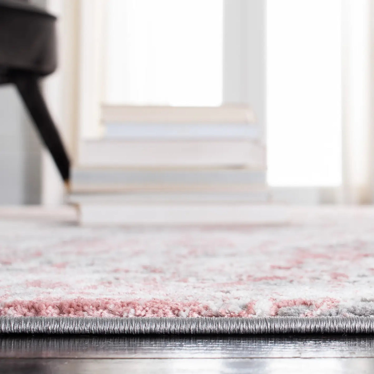 Safavieh Meadow 500 4'-0" x 6'-0" Rug in Grey / Pink