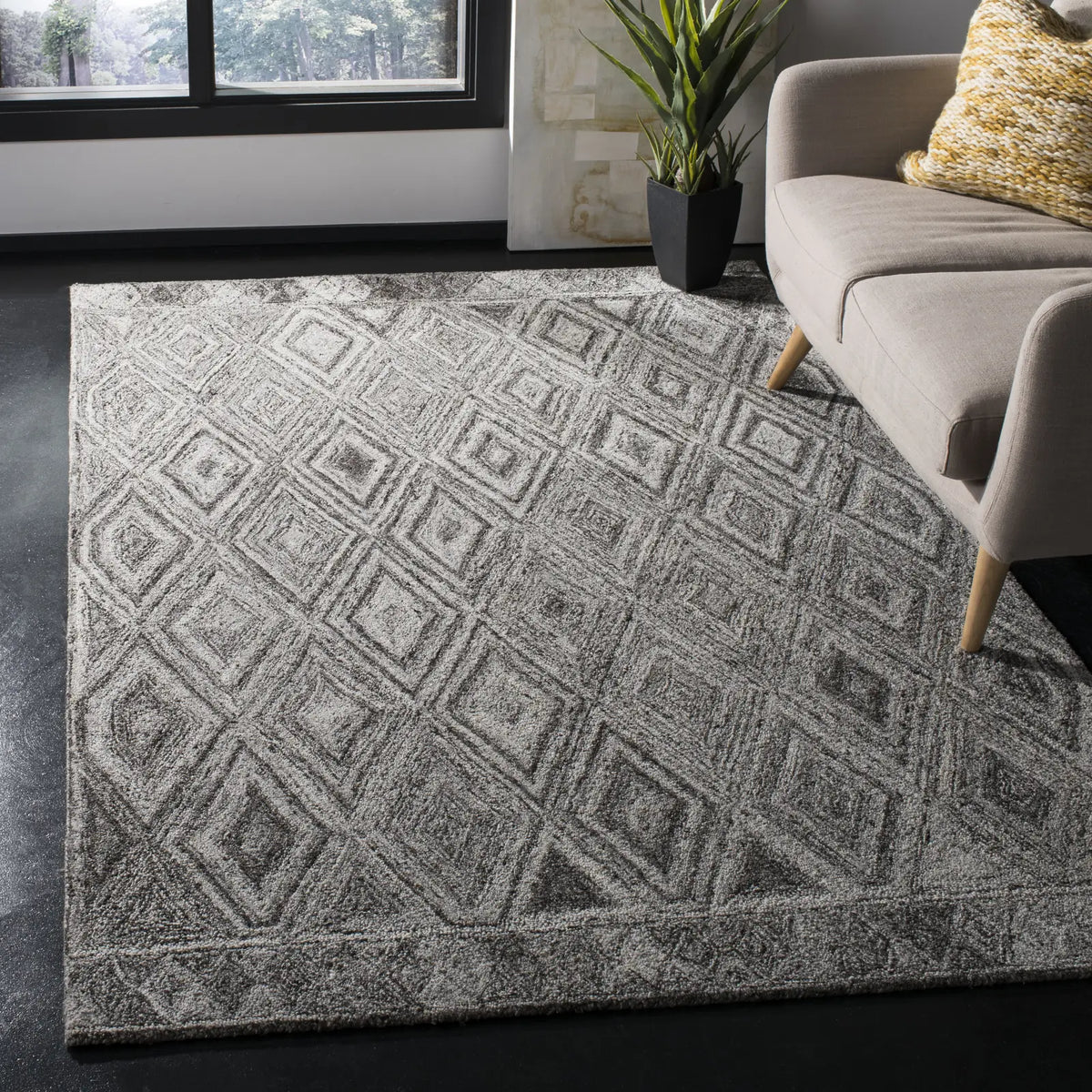 Safavieh Abstract 5'-0" x 8'-0" Rug in Grey / Black
