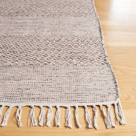 Safavieh Montauk 5'-0" x 8'-0" Rug in Ivory / Steel Grey