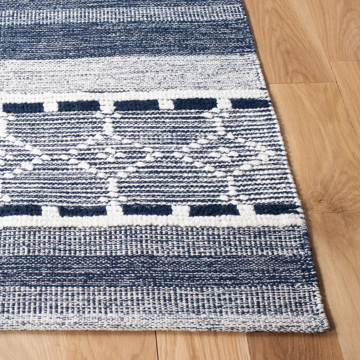 Safavieh Striped Kilim 4'-0" x 6'-0" Rug in Navy / Ivory
