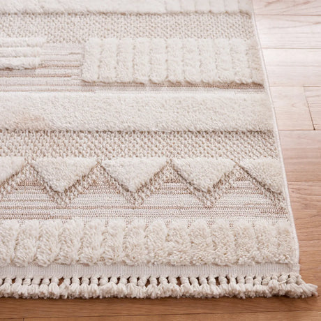 Safavieh Urban 4'-0" x 6'-0" Rug in Ivory / Beige