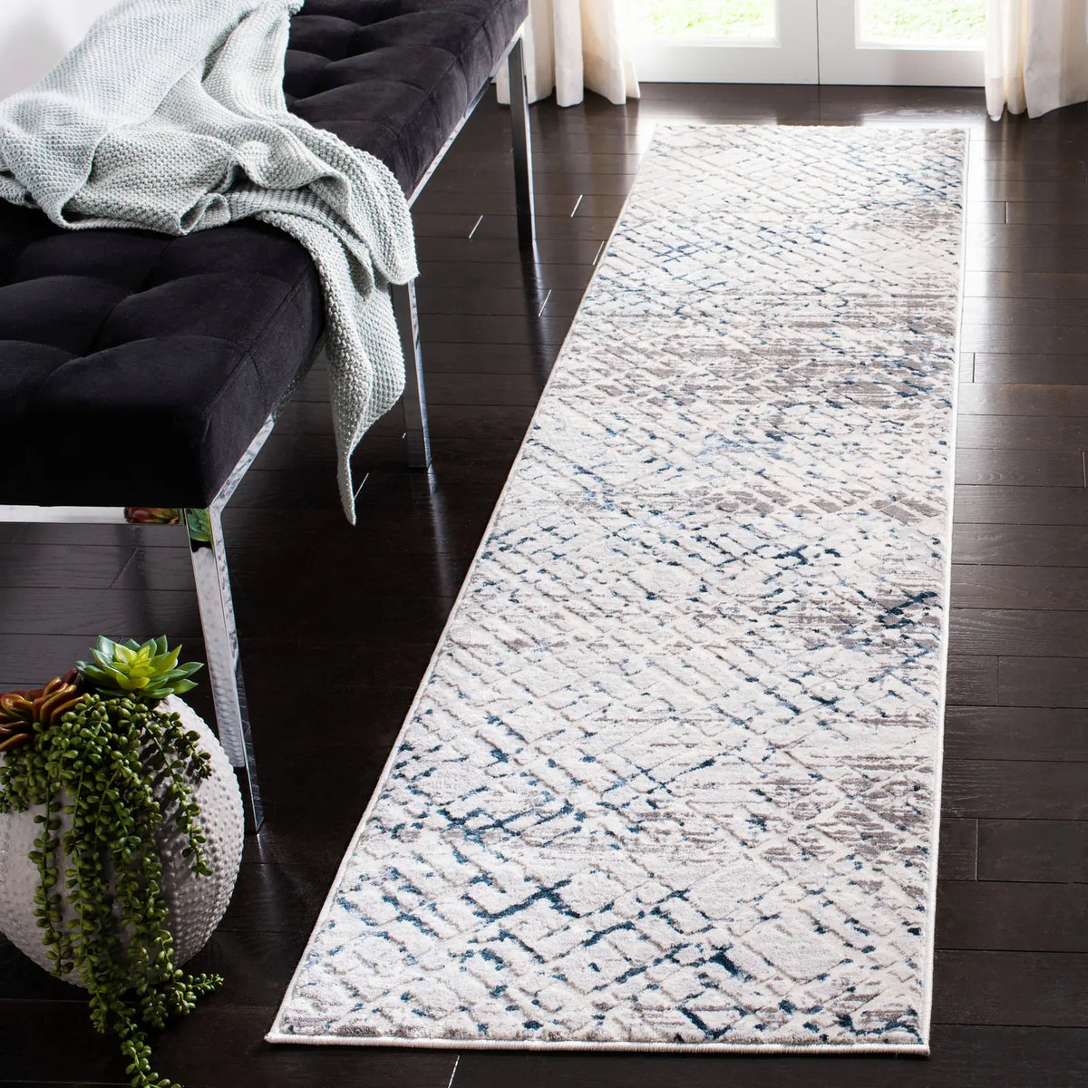 Safavieh Amalfi 2'-0" x 8'-0" Rug in Cream / Navy