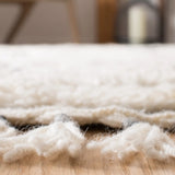 Safavieh Casablanca 5'-0" x 8'-0" Rug in Ivory / Black