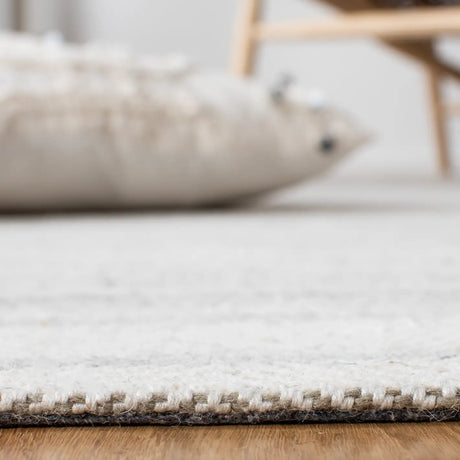 Safavieh Marbella 4'-0" x 6'-0" Rug in Grey / Ivory