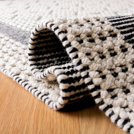 Safavieh Natura 5'-0" x 8'-0" Rug in Creme / Black