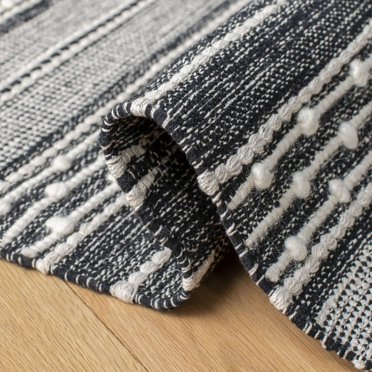 Safavieh Striped Kilim 4'-0" x 6'-0" Rug in Black / Ivory