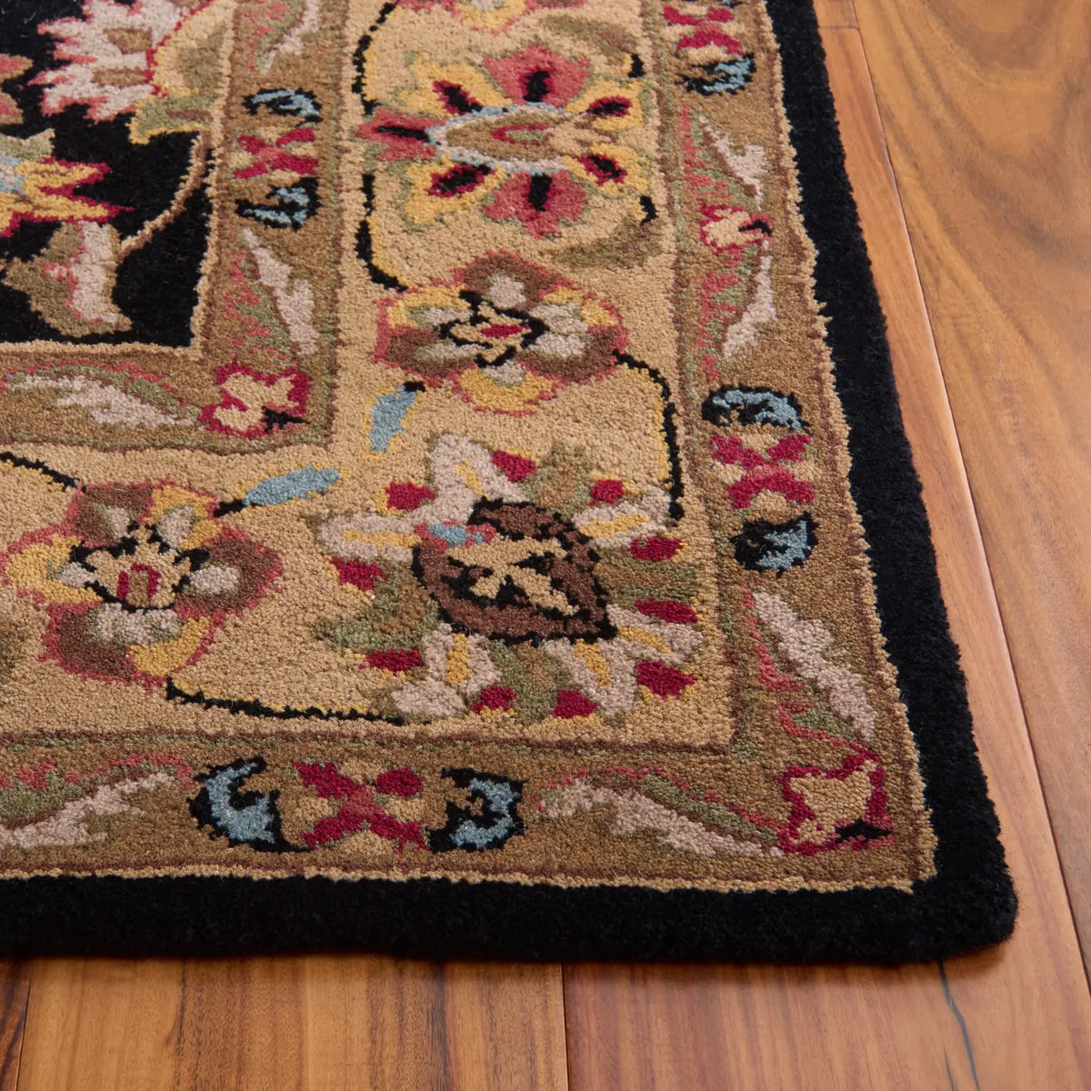 Safavieh Heritage 4'-0" x 6'-0" Rug in Black / Beige