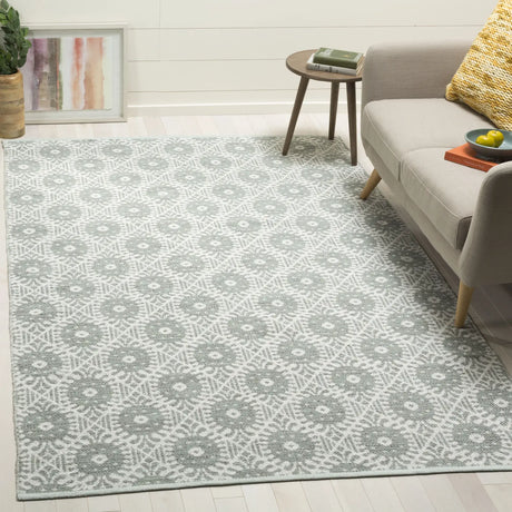 Safavieh Montauk 5'-0" x 8'-0" Rug in Light Green / Ivory