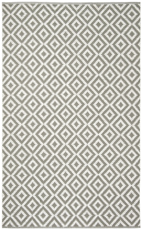 Safavieh Montauk 5'-0" x 8'-0" Rug in Grey / Ivory