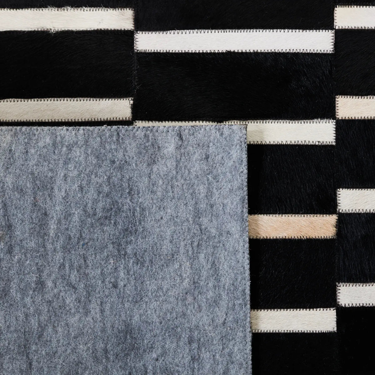 Safavieh Studio Leather 4'-0" x 6'-0" Rug in Black / Beige