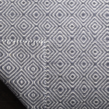 Safavieh Oasis 6'-0" x 9'-0" Rug in Dark Grey / Ivory