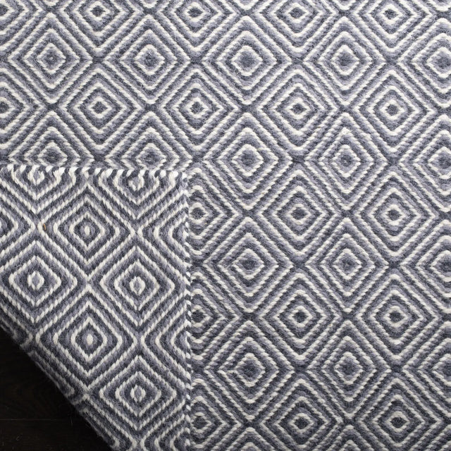 Safavieh Oasis 6'-0" x 9'-0" Rug in Dark Grey / Ivory