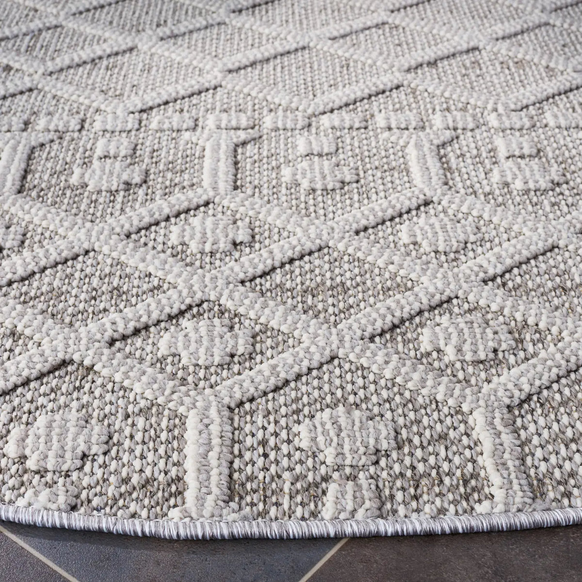 Safavieh Global 6'-7" x 6'-7" Rug in Grey / Ivory