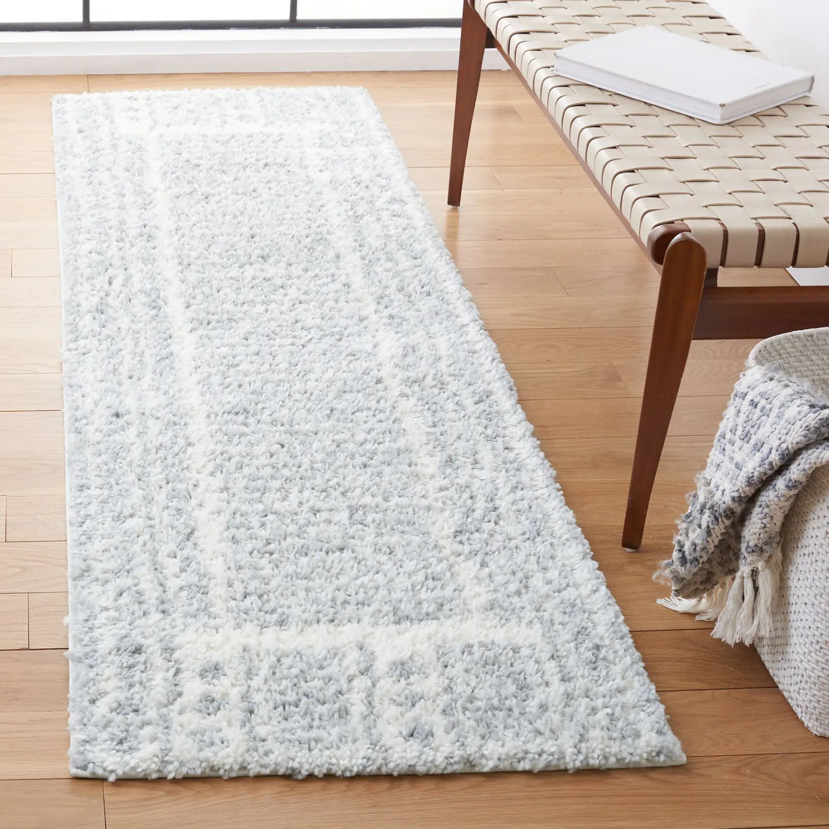 Safavieh Parma Shag 2'-3" x 8'-0" Rug in Grey / Ivory