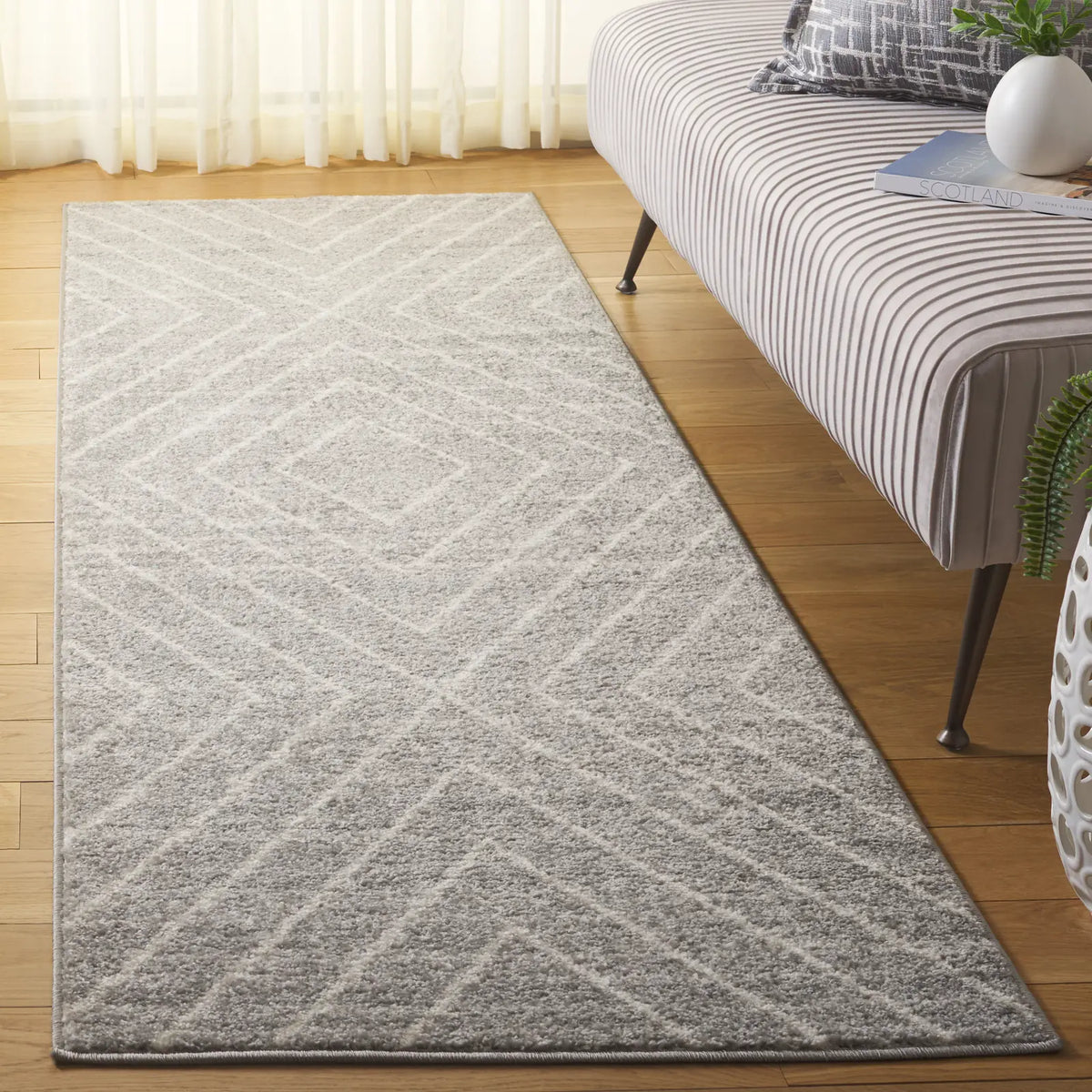 Safavieh Adirondack 2'-6" x 8'-0" Rug in Grey / Ivory