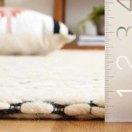 Safavieh Marbella 4'-0" x 6'-0" Rug in Black / Ivory