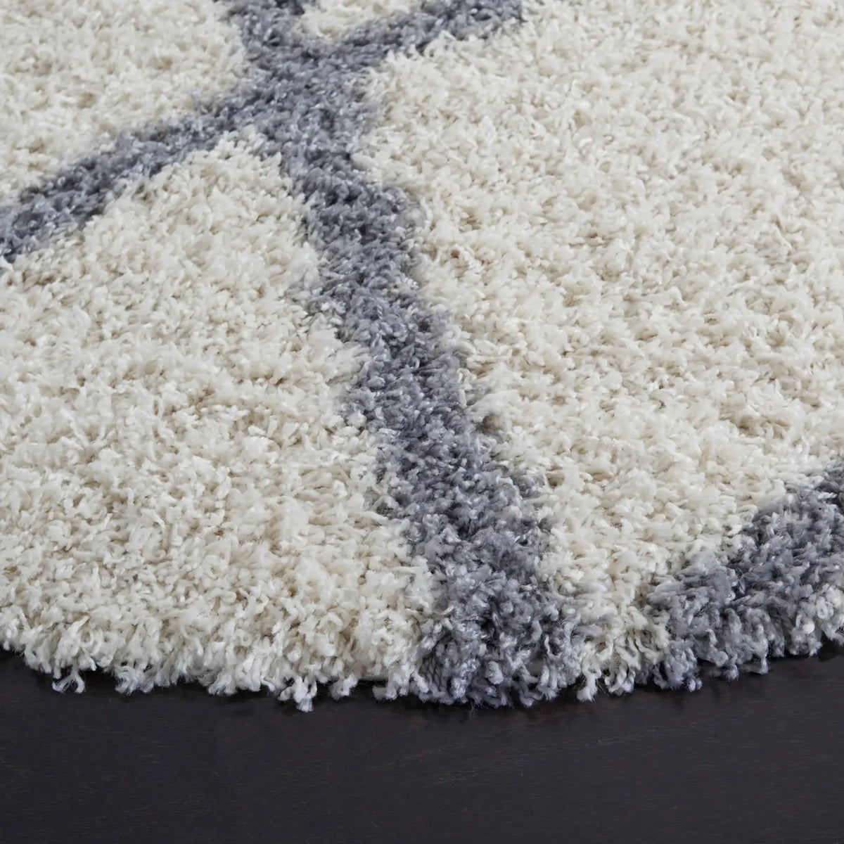 Safavieh Venus Shag 600 6'-7" x 6'-7" Rug in Ivory / Grey