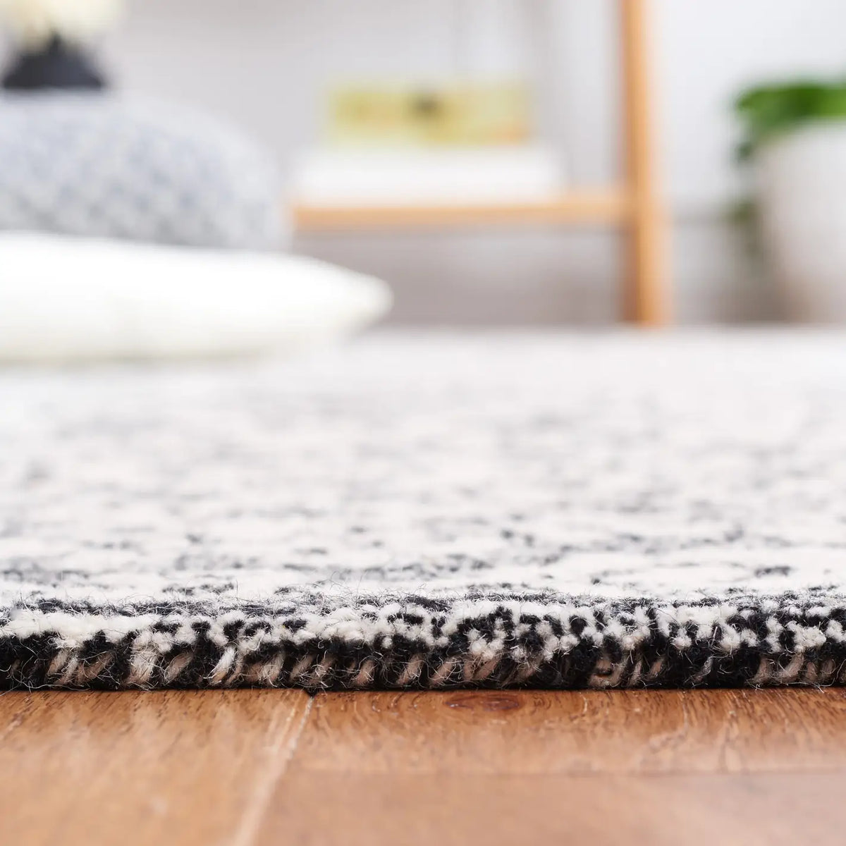 Safavieh Blossom 4'-0" x 6'-0" Rug in Black / Ivory