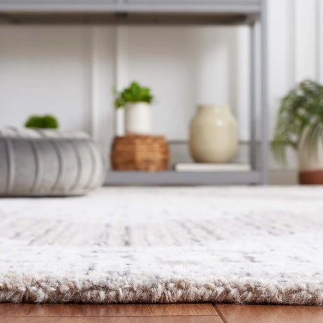Safavieh Ebony 4'-0" x 6'-0" Rug in Brown / Ivory