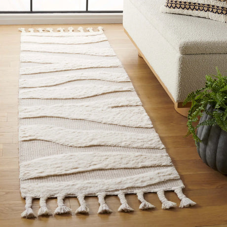Safavieh Casablanca 2'-3" x 8'-0" Rug in Ivory / Beige