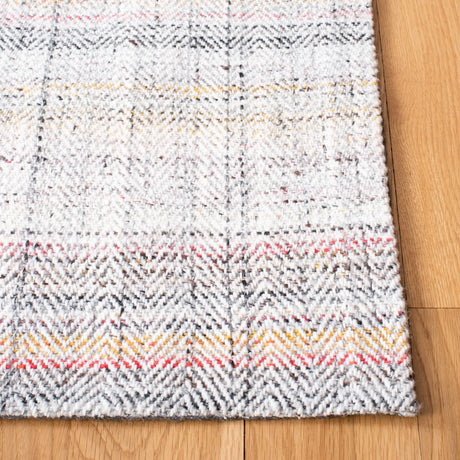 Safavieh Marbella 4'-0" x 6'-0" Rug in Red / Ivory