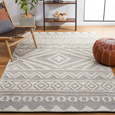 Safavieh Natura 4'-0" x 6'-0" Rug in Black / Ivory