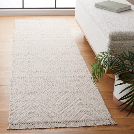 Safavieh Kilim 2'-3" x 8'-0" Rug in Beige / Ivory