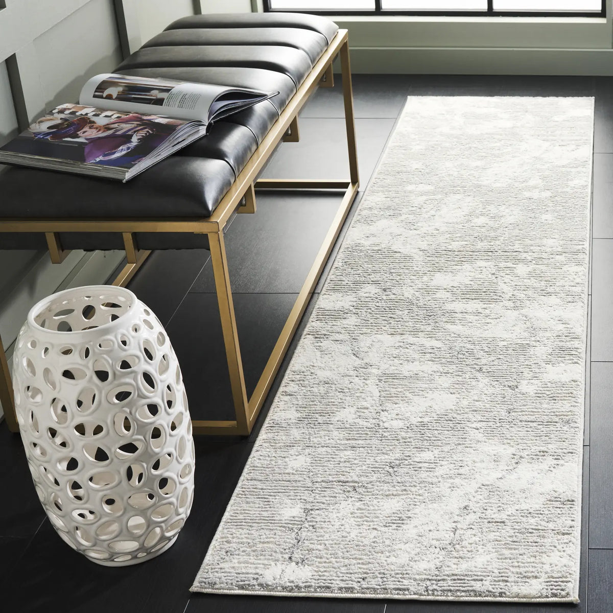 Safavieh Hanna 2'-0" x 8'-0" Rug in Beige / Ivory Grey