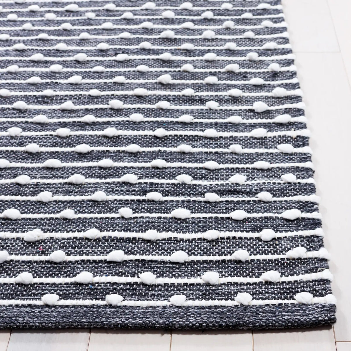 Safavieh Montauk 4'-0" x 6'-0" Rug in Grey / Ivory