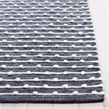 Safavieh Montauk 4'-0" x 6'-0" Rug in Grey / Ivory
