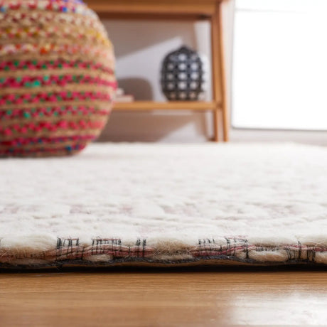 Safavieh Marbella 4'-0" x 6'-0" Rug in Pink / Ivory