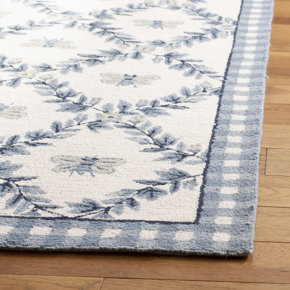 Safavieh Chelsea 3'-9" x 5'-9" Rug in Ivory / Blue