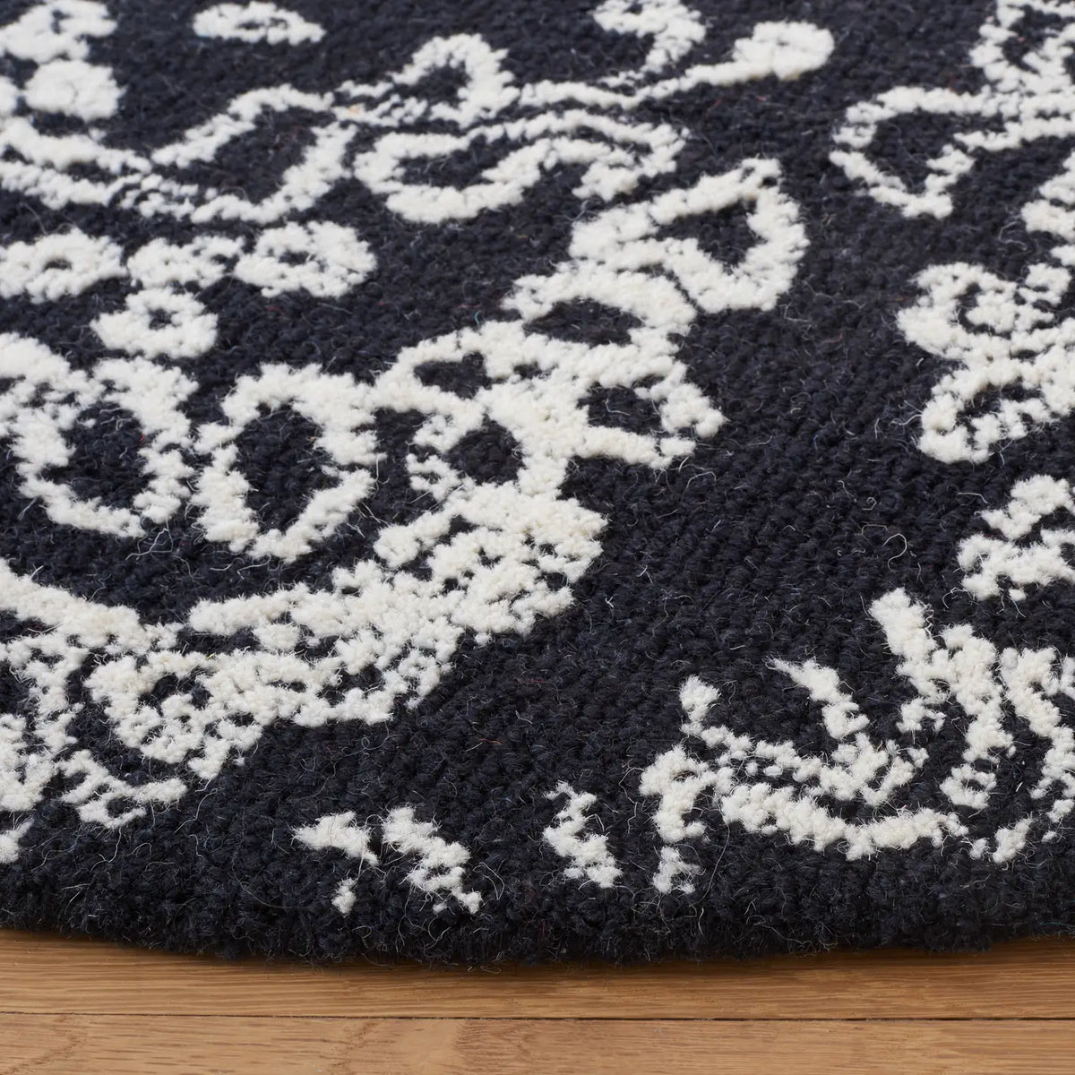 Safavieh Metro 6'-0" x 6'-0" Rug in Black / Ivory