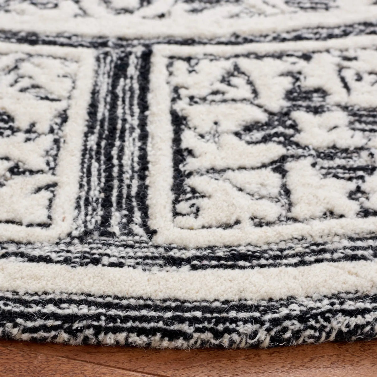 Safavieh Metro 6'-0" x 6'-0" Rug in Black / Ivory