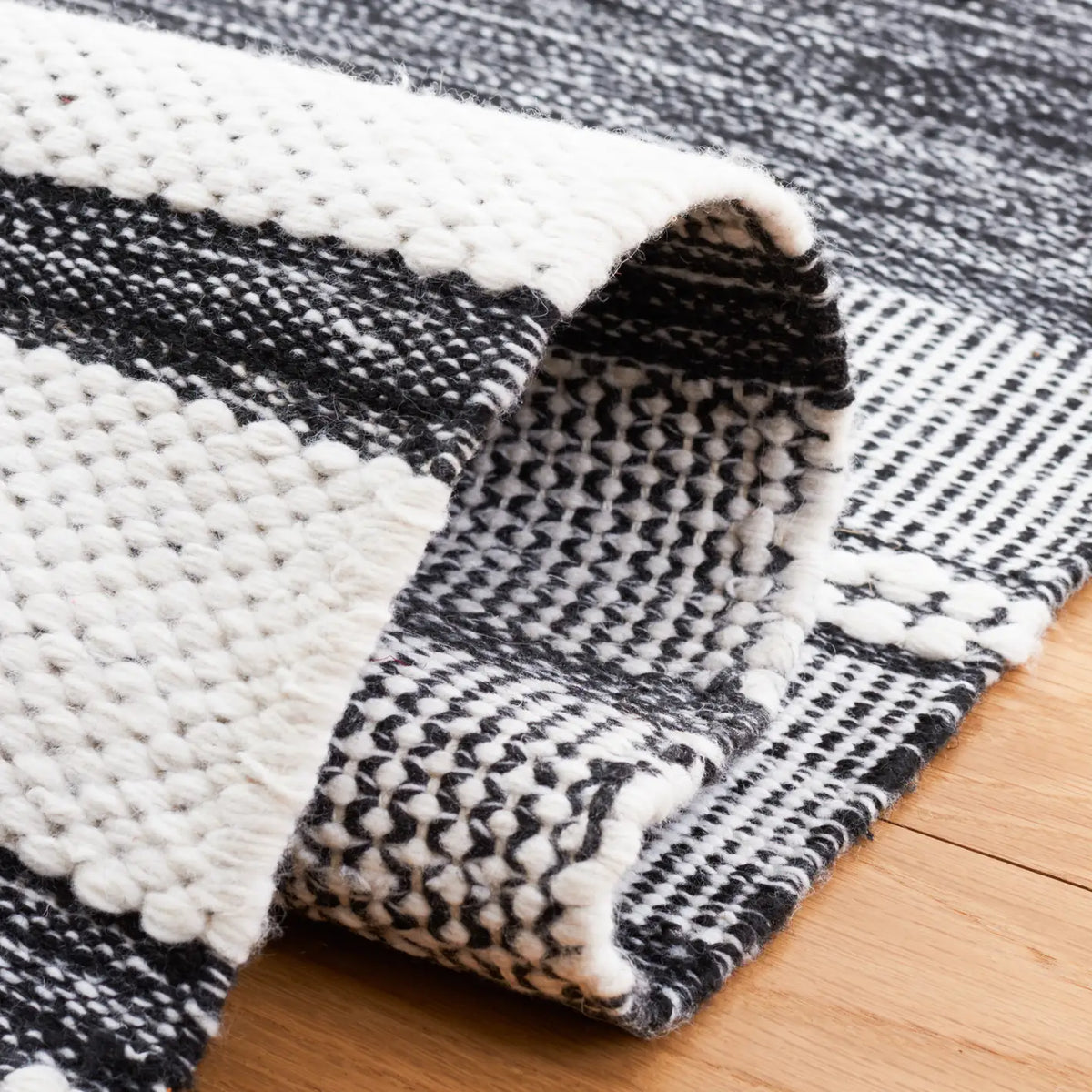 Safavieh Kilim 4'-0" x 6'-0" Rug in Ivory / Black