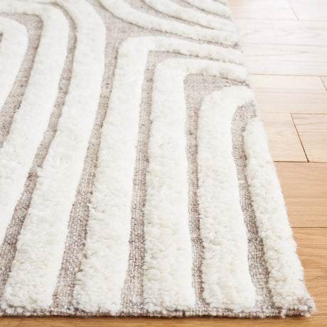 Safavieh Kilim 4'-0" x 6'-0" Rug in Beige / Ivory