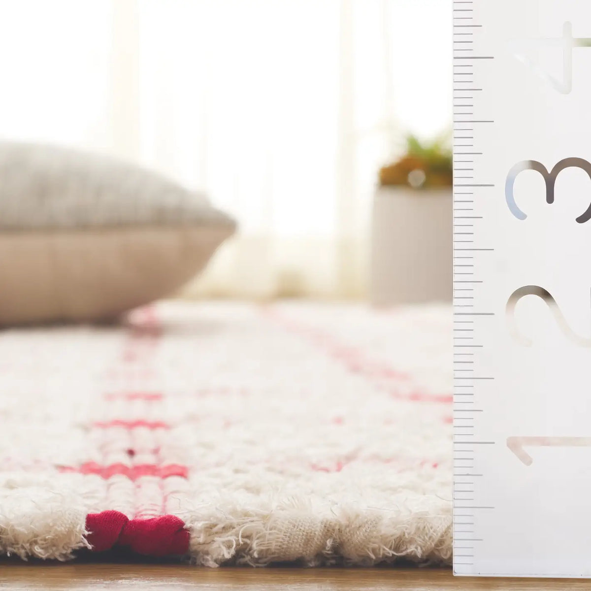 Safavieh Montauk 4'-0" x 6'-0" Rug in Ivory / Red