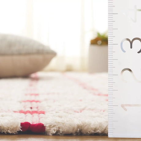 Safavieh Montauk 4'-0" x 6'-0" Rug in Ivory / Red