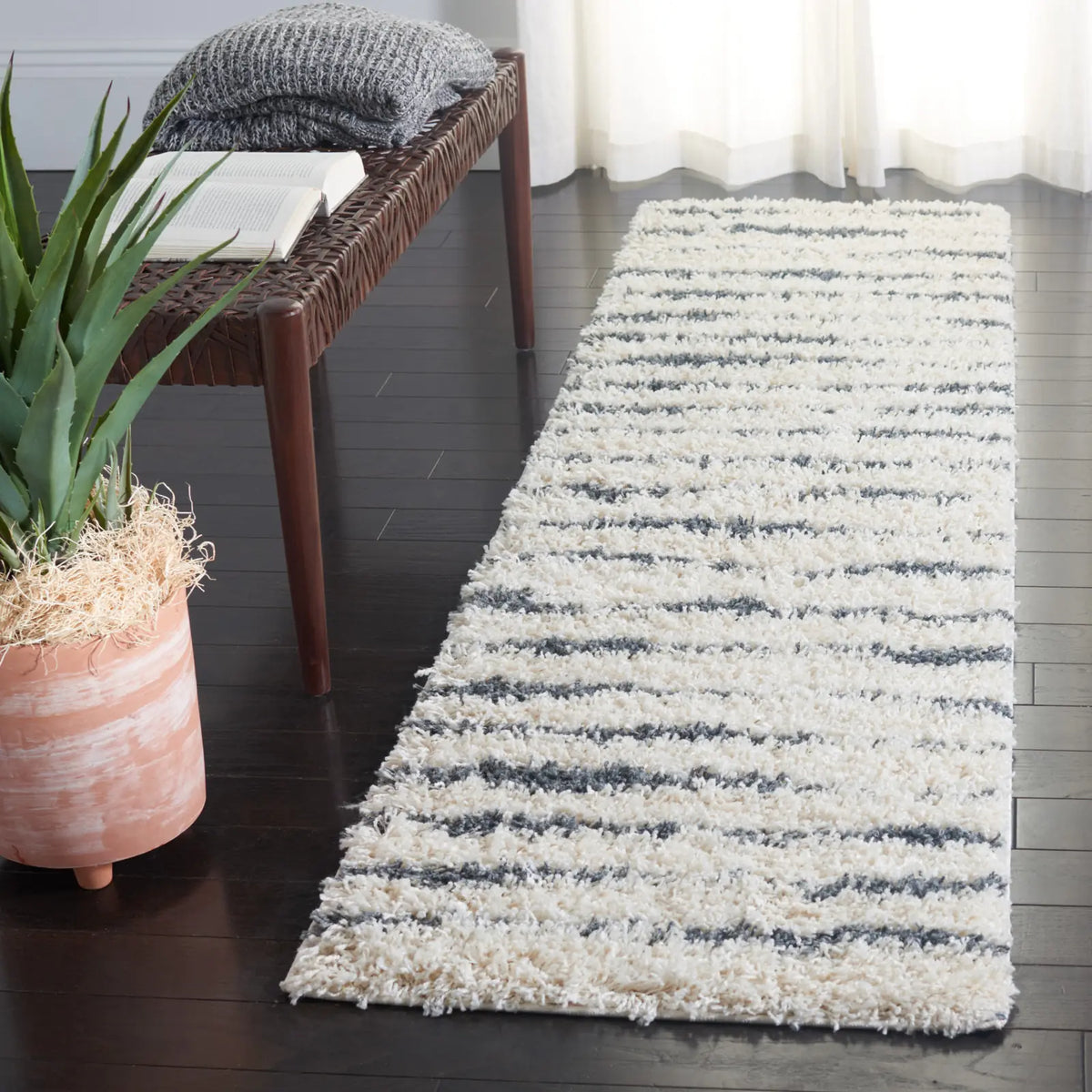 Safavieh Venus Shag 600 2'-2" x 10'-0" Rug in Ivory / Dark Grey