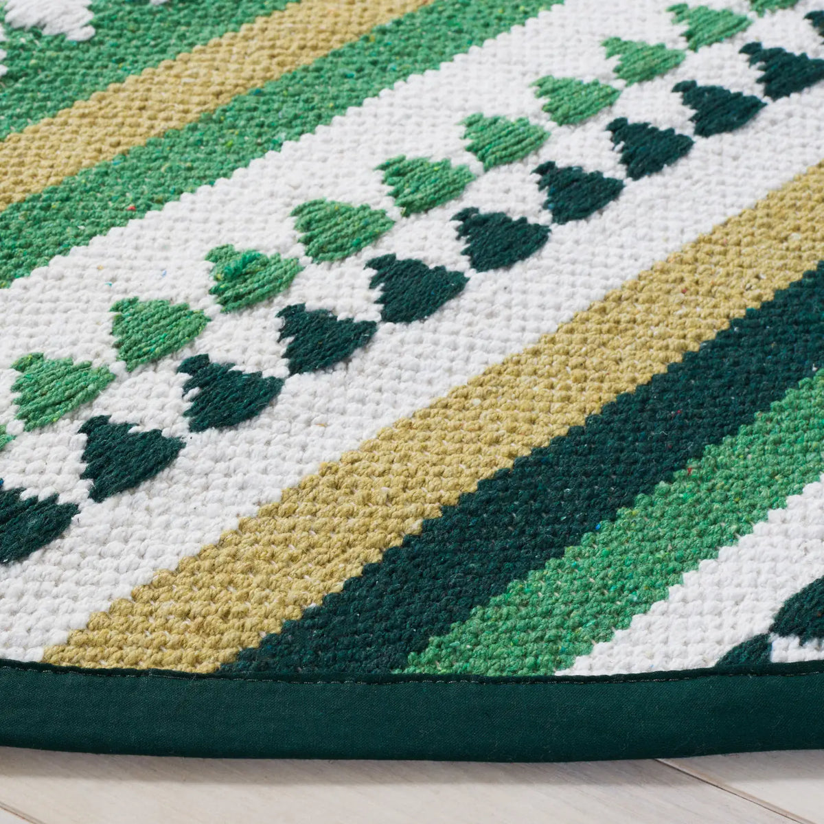 Safavieh Montauk 6'-0" x 6'-0" Rug in Green / Ivory