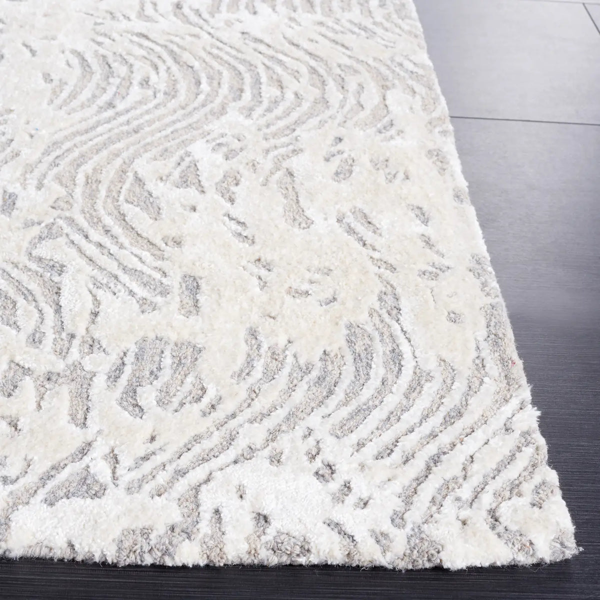 Safavieh Glamour 4'-0" x 6'-0" Rug in Light Grey / Ivory